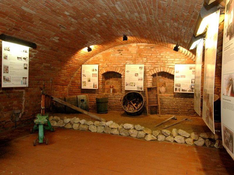MUZEUM HUSTOPE�E