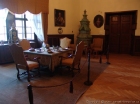 Zmek Beznice - barokn salon s glazovanmi kamny z roku 1750 
(klikni pro zvten)