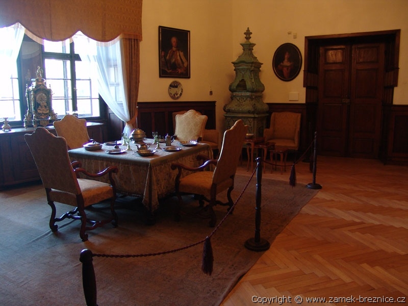 Zmek Beznice - barokn salon s glazovanmi kamny z roku 1750